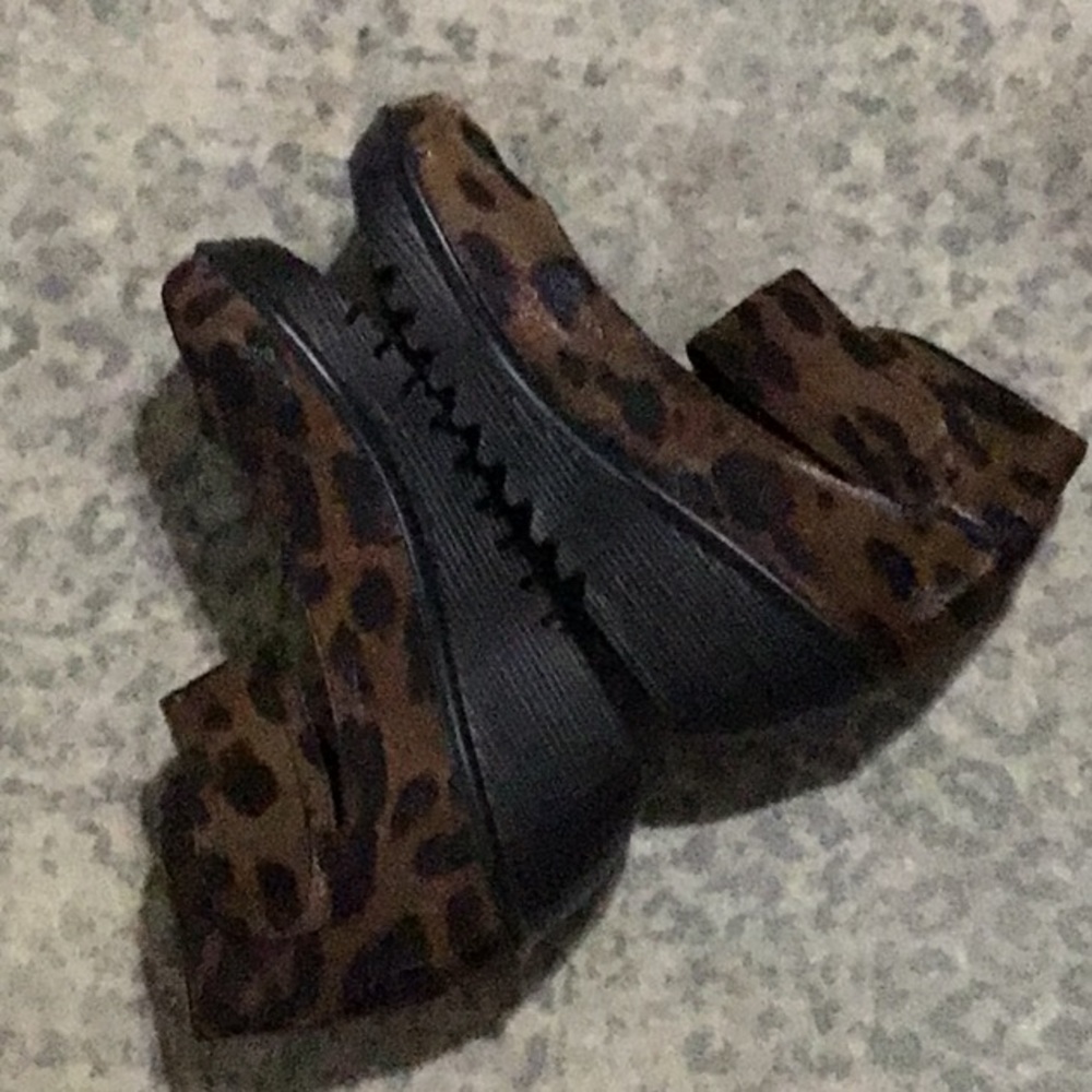 Leopard Print platform’s Velcro strap around ankle - Picture 2 of 4